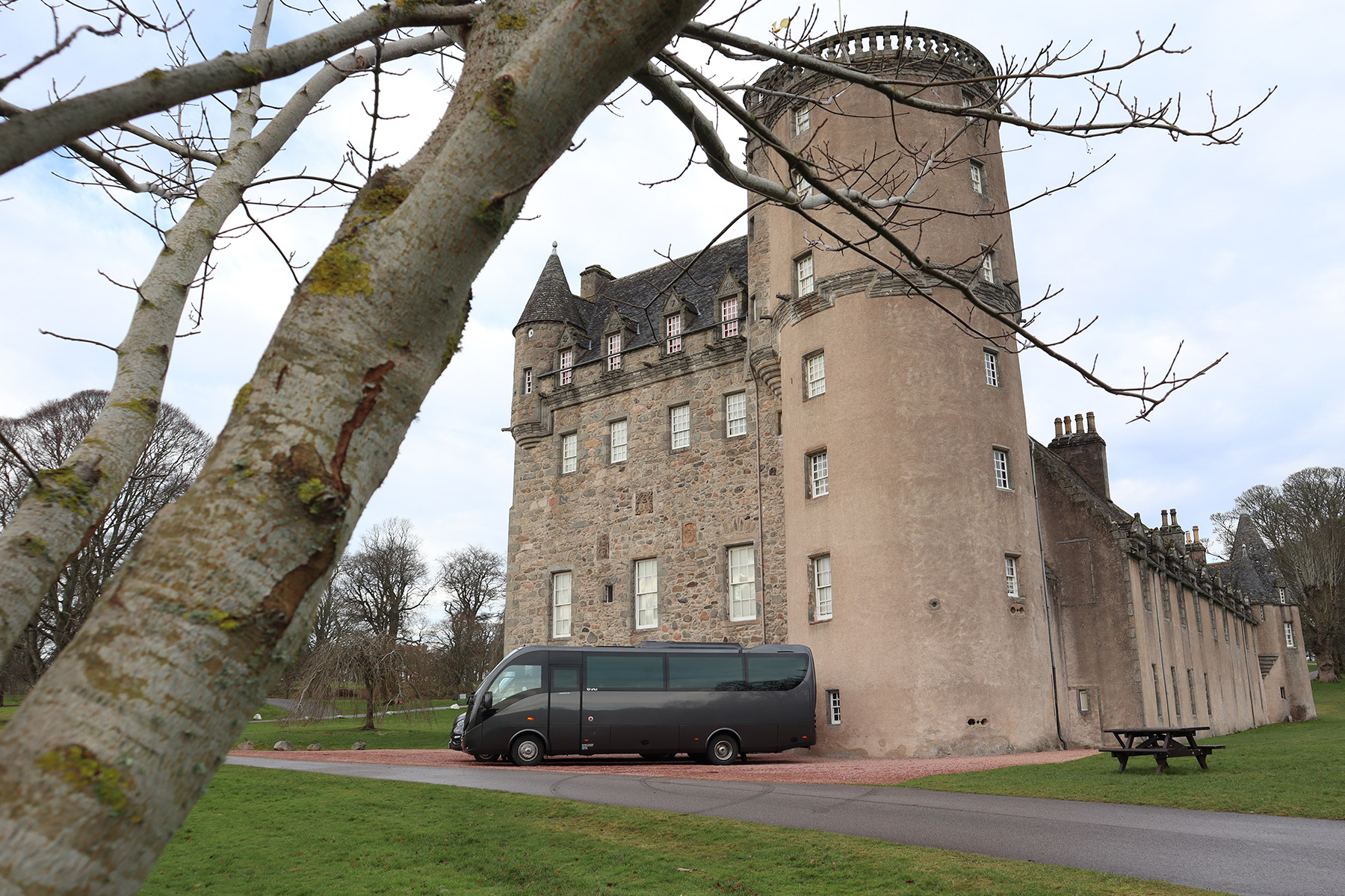 Mercedes 25 Seater Castle Fraser - Luxe Scot